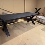 Eettafel, zwart mangohout, zwart metalen X-poot